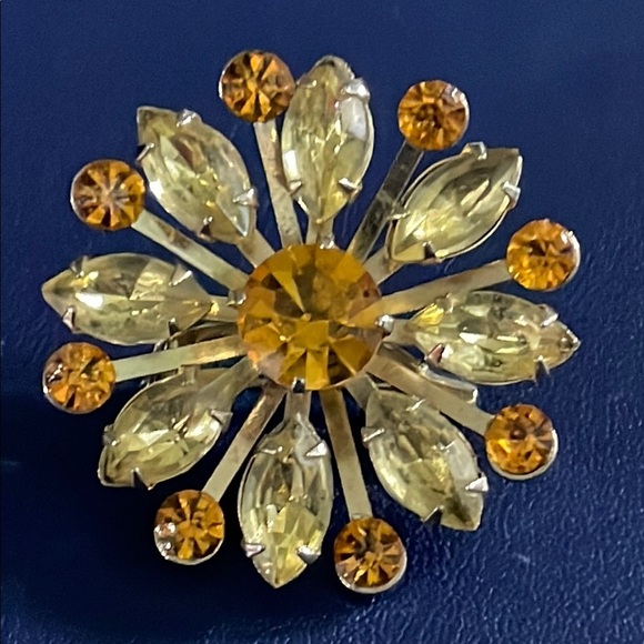 Vintage Coro flower brooch - Picture 1 of 4